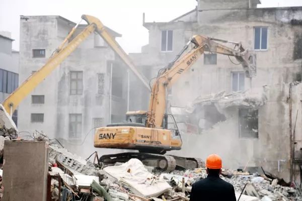 房屋搬迁赔偿没谈拢却被当违建拆除，合法吗