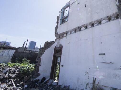 房屋突然被认定为违建后惨遭强拆怎么办