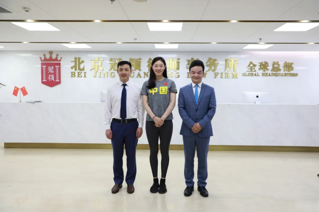 奥运冠军孙一文为冠领律所赠送《第32届夏季奥运会中国体育代表团冠军册》-图4