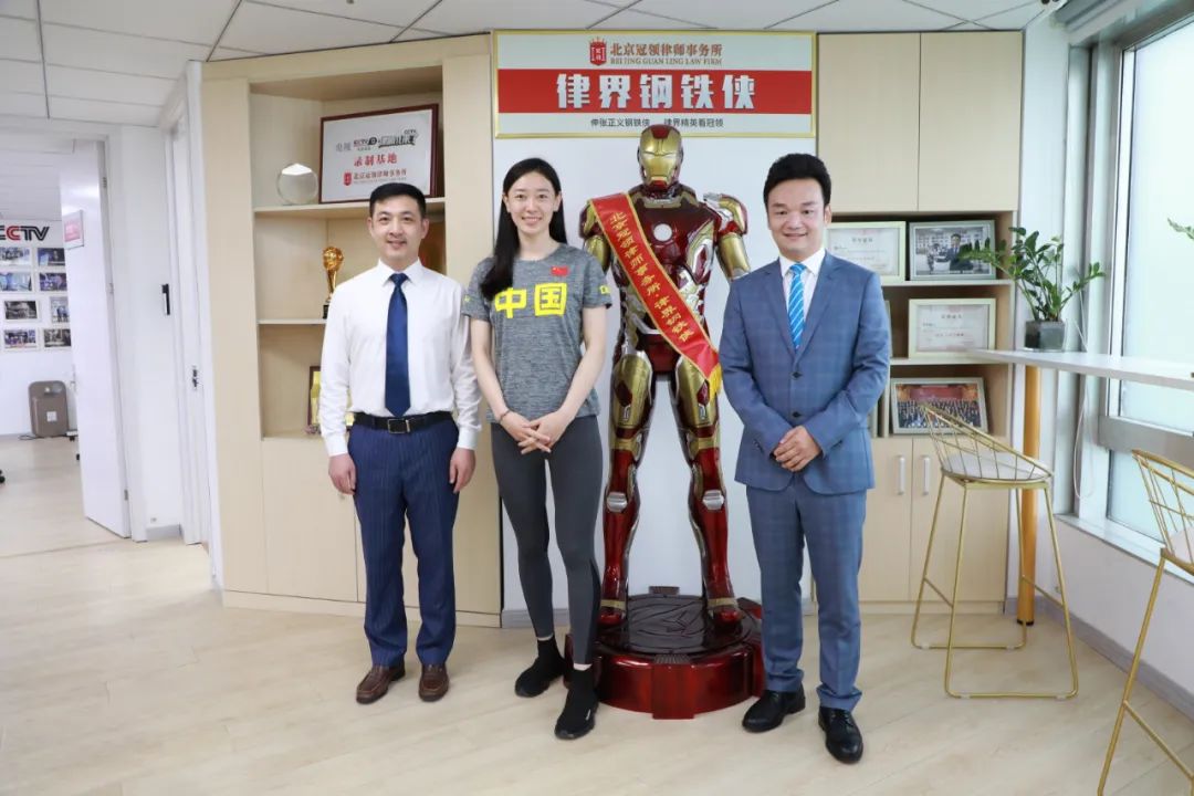 奥运冠军孙一文为冠领律所赠送《第32届夏季奥运会中国体育代表团冠军册》-图6